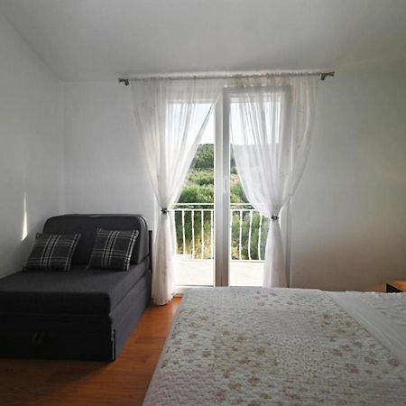 Apartments Mihovilovic - 50 M From Beach Слатине Екстер'єр фото