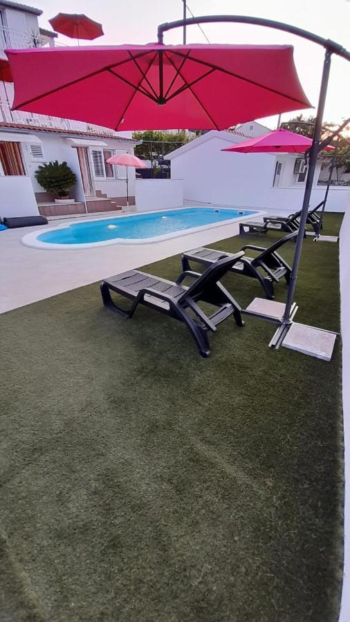 Apartments Mihovilovic - 50 M From Beach Слатине Екстер'єр фото
