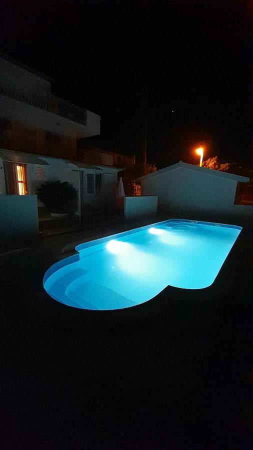 Apartments Mihovilovic - 50 M From Beach Слатине Екстер'єр фото