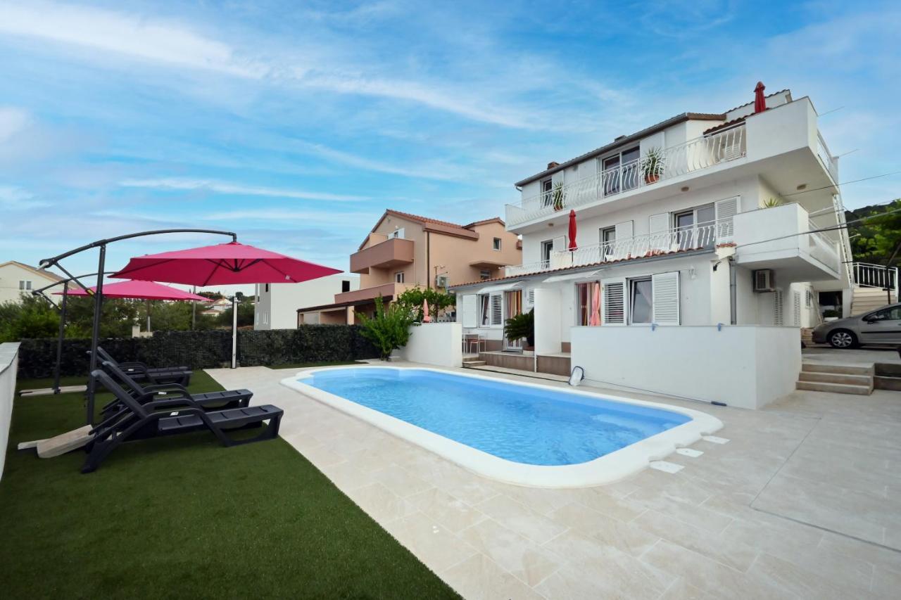 Apartments Mihovilovic - 50 M From Beach Слатине Екстер'єр фото