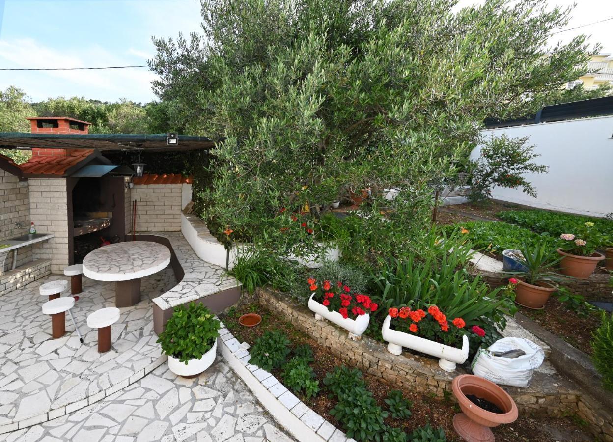 Apartments Mihovilovic - 50 M From Beach Слатине Екстер'єр фото