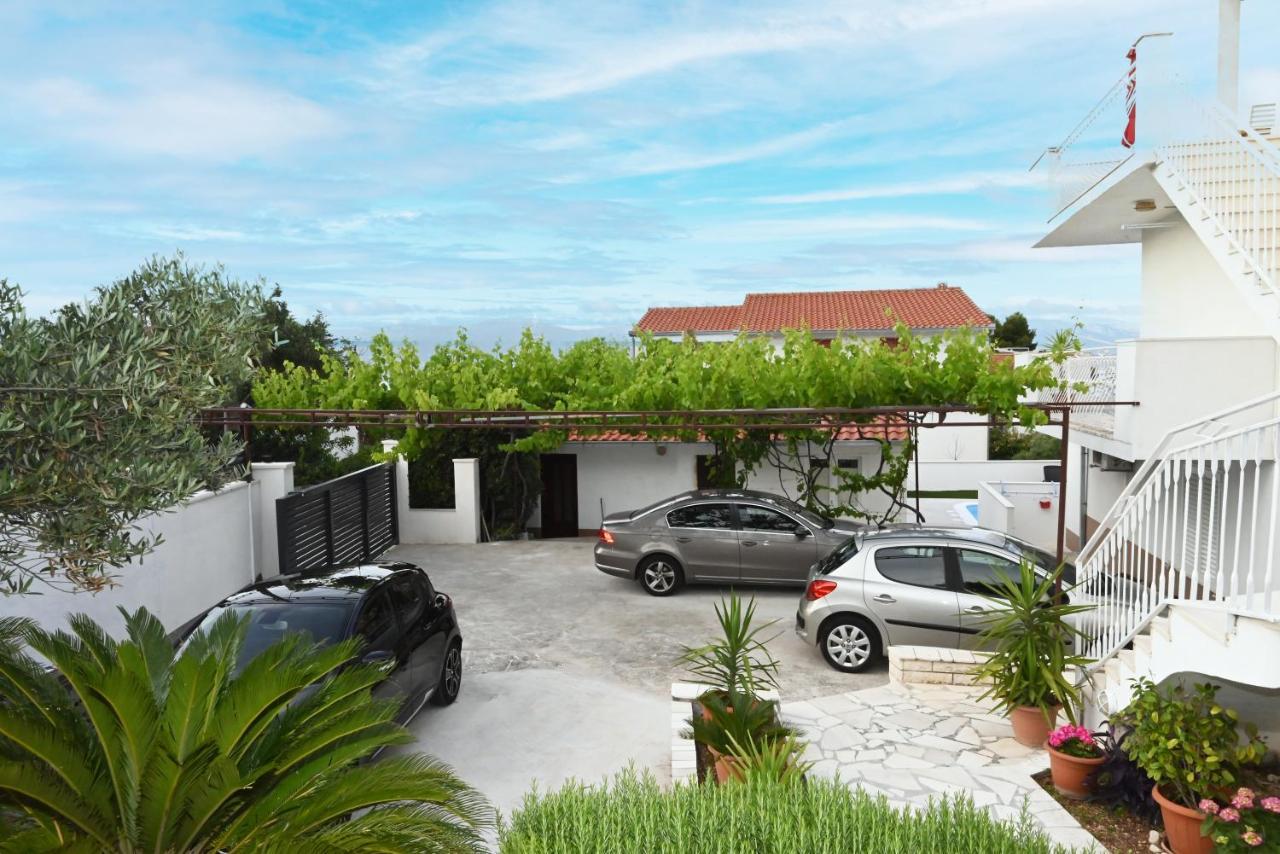 Apartments Mihovilovic - 50 M From Beach Слатине Екстер'єр фото