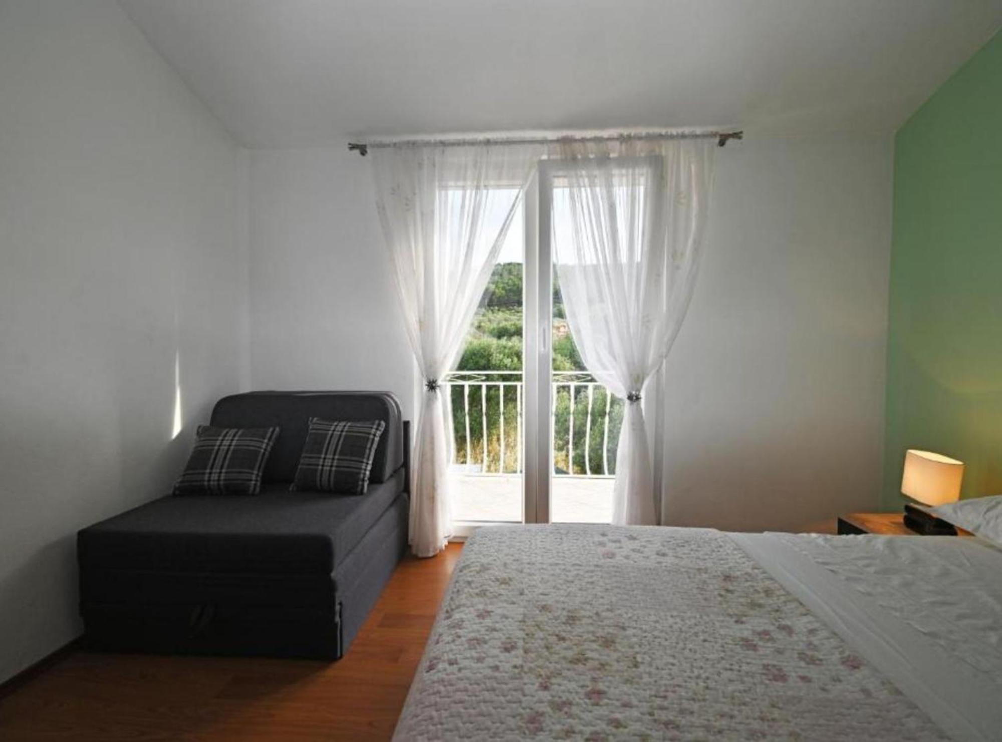 Apartments Mihovilovic - 50 M From Beach Слатине Екстер'єр фото