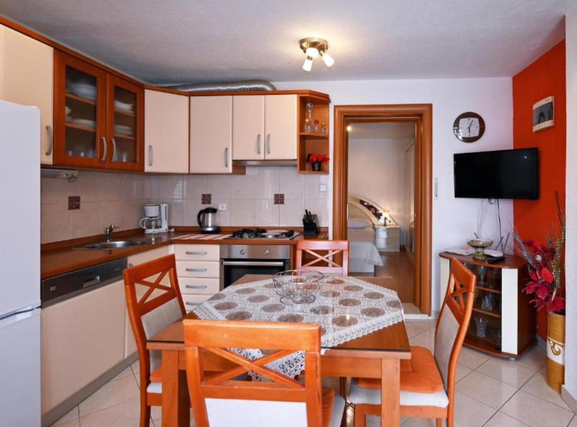 Apartments Mihovilovic - 50 M From Beach Слатине Екстер'єр фото