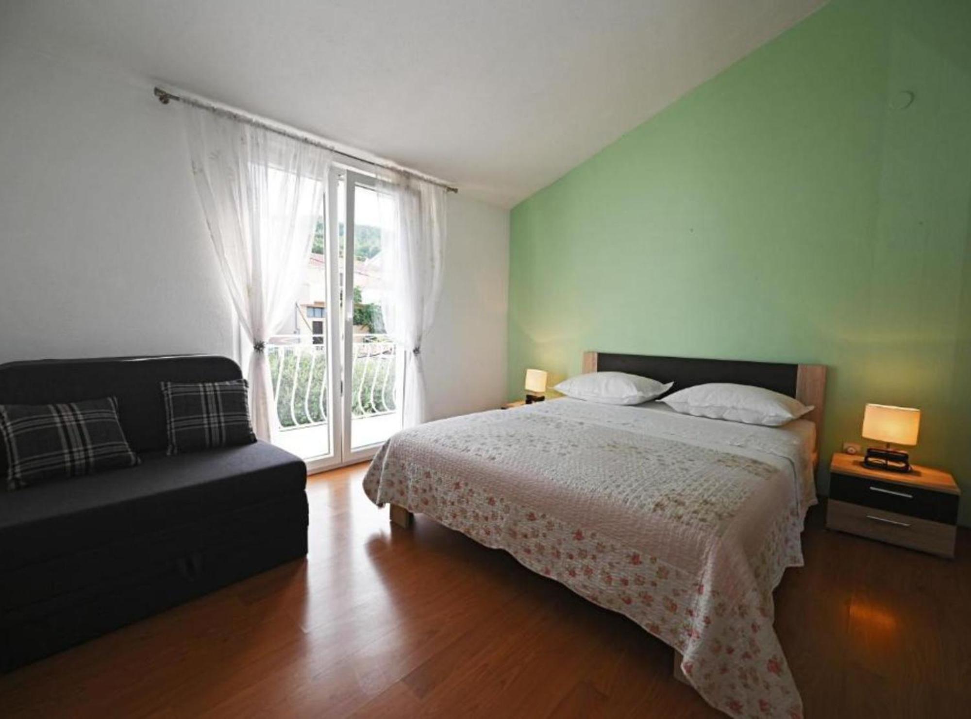 Apartments Mihovilovic - 50 M From Beach Слатине Екстер'єр фото