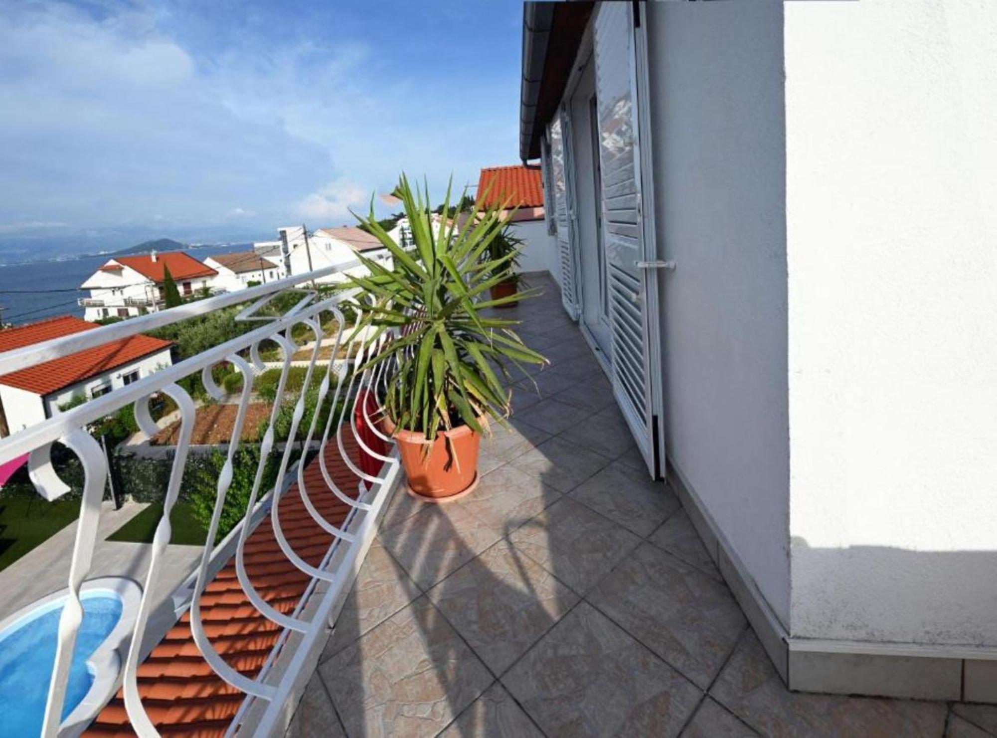 Apartments Mihovilovic - 50 M From Beach Слатине Екстер'єр фото