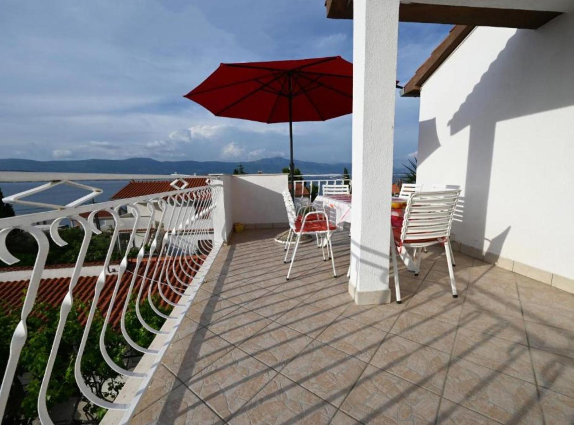 Apartments Mihovilovic - 50 M From Beach Слатине Екстер'єр фото