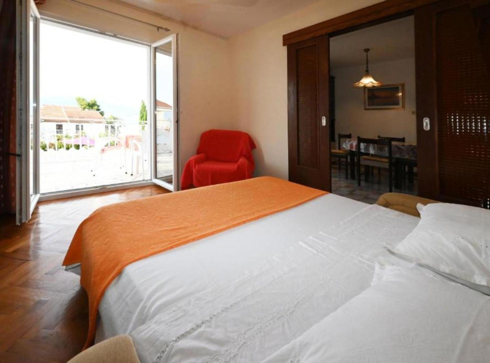 Apartments Mihovilovic - 50 M From Beach Слатине Екстер'єр фото